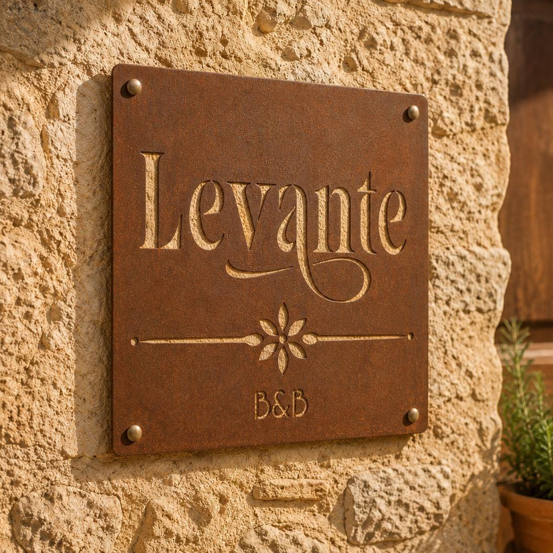 Targa quadrata in Corten con divisore a fiore