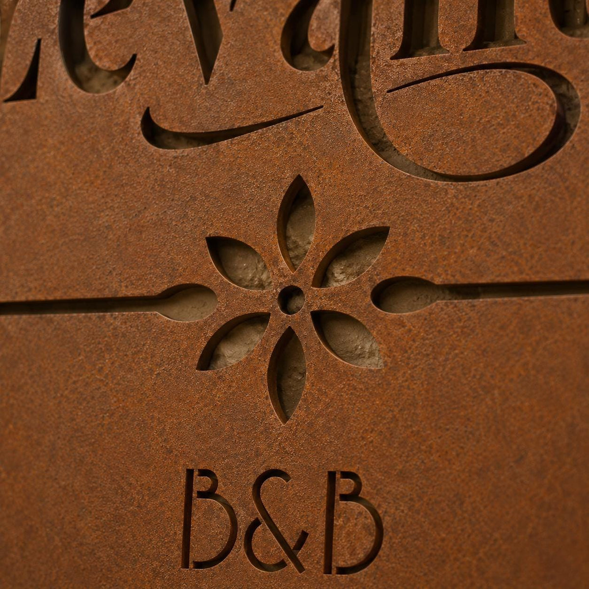 Targa quadrata in Corten con divisore a fiore