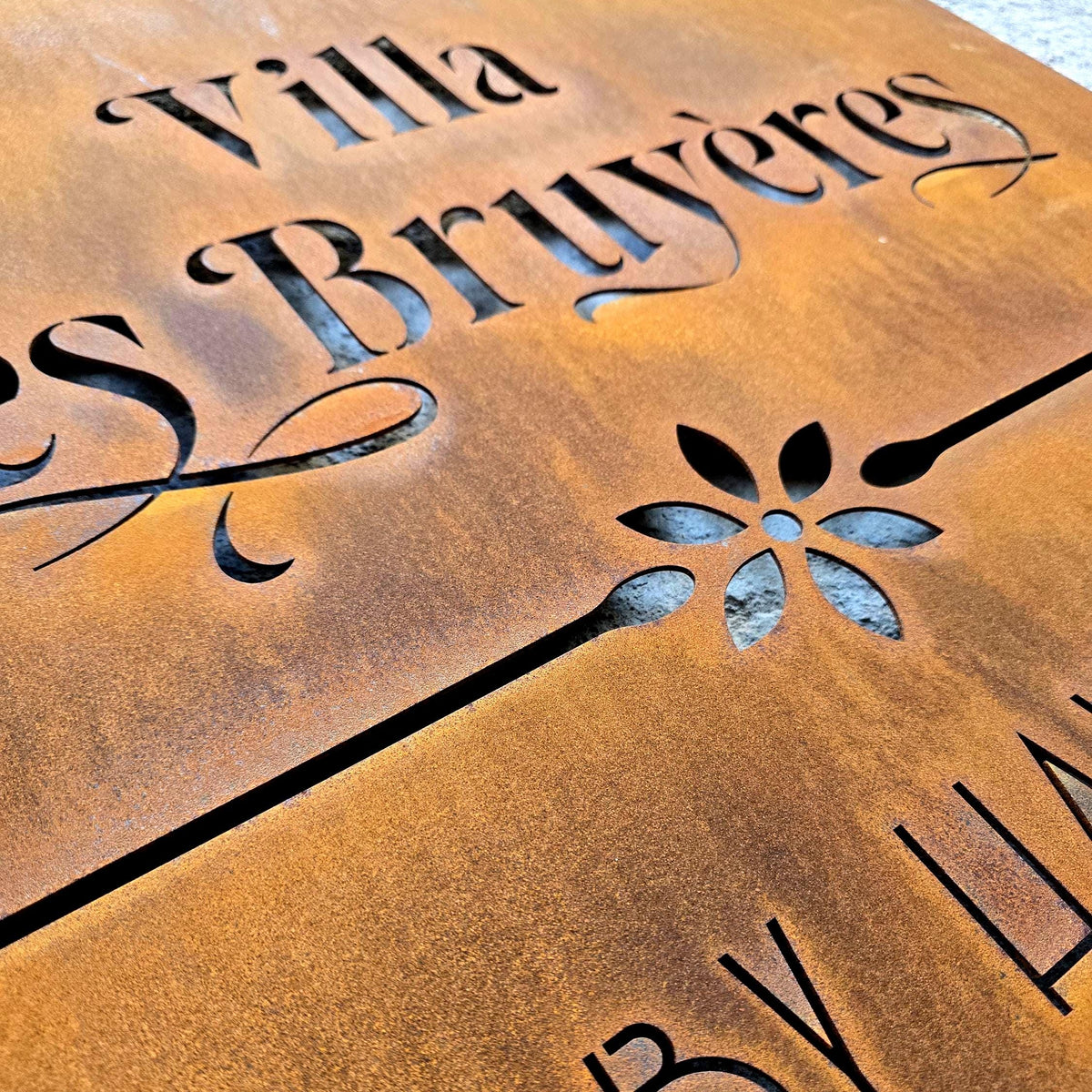 Targa quadrata in Corten con divisore a fiore