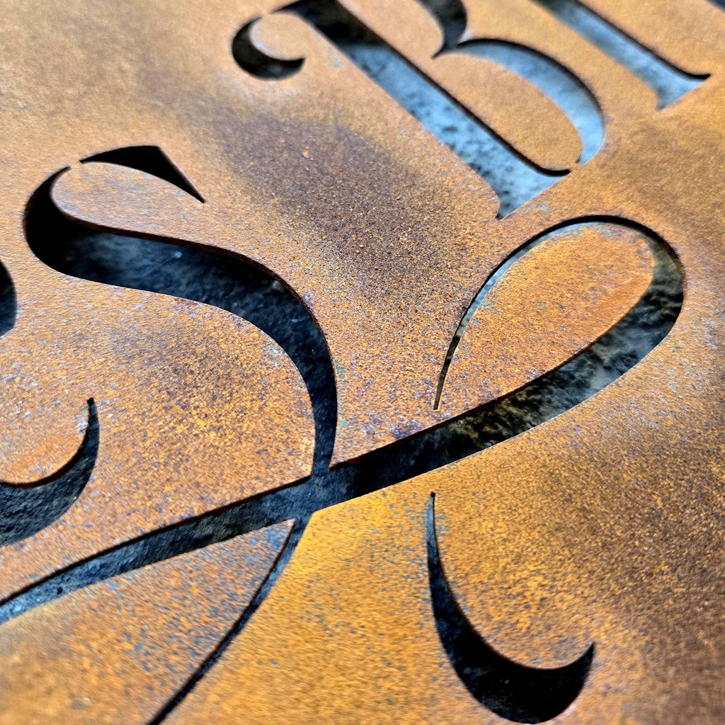 Targa quadrata in Corten con divisore a fiore