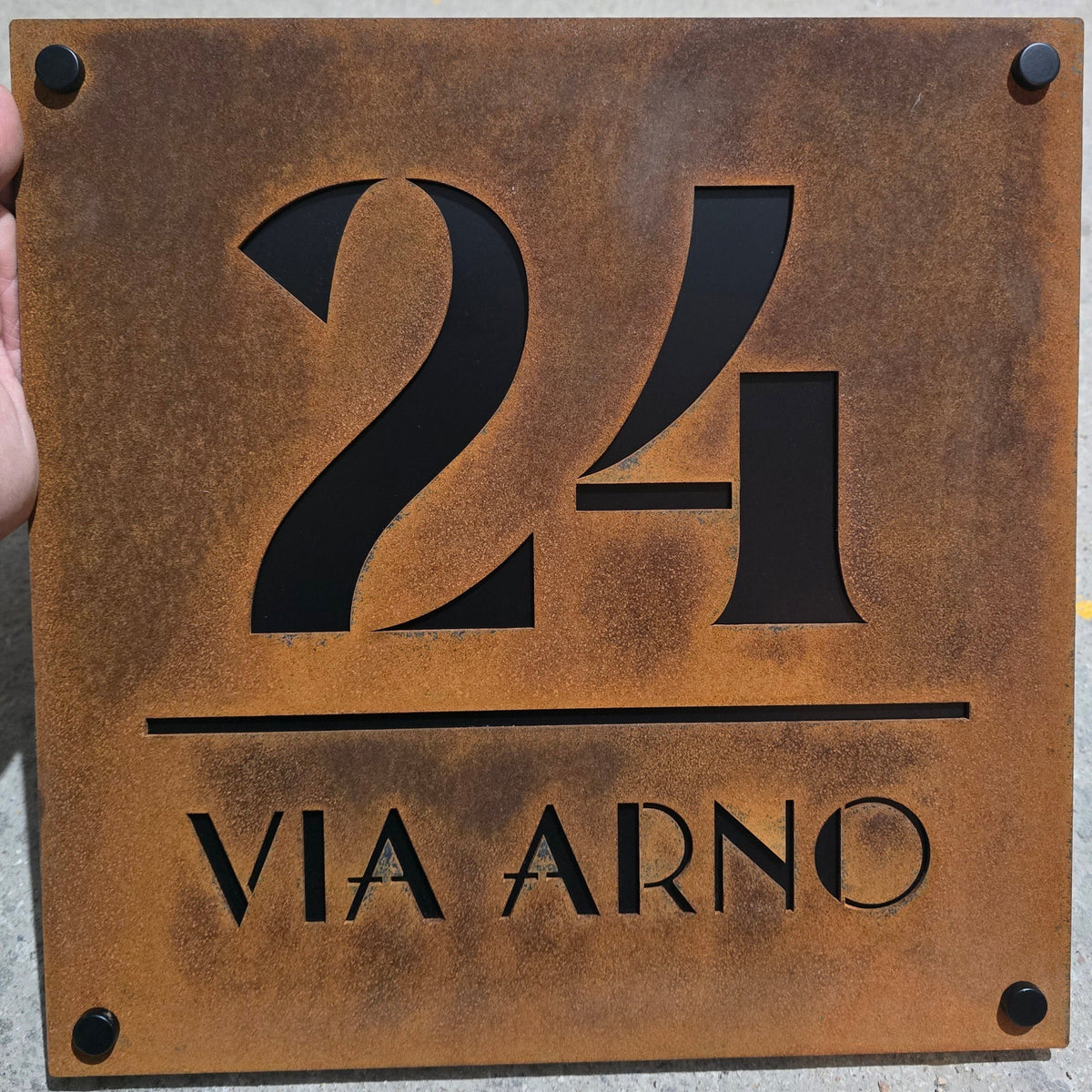 Plaque carrée en CorTen avec numéro et nom de rue