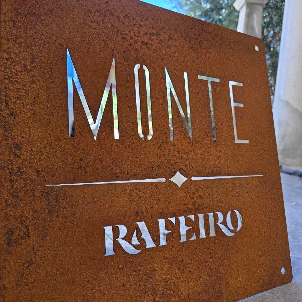 Personalisiertes CorTen-Schild im Art-déco-Stil